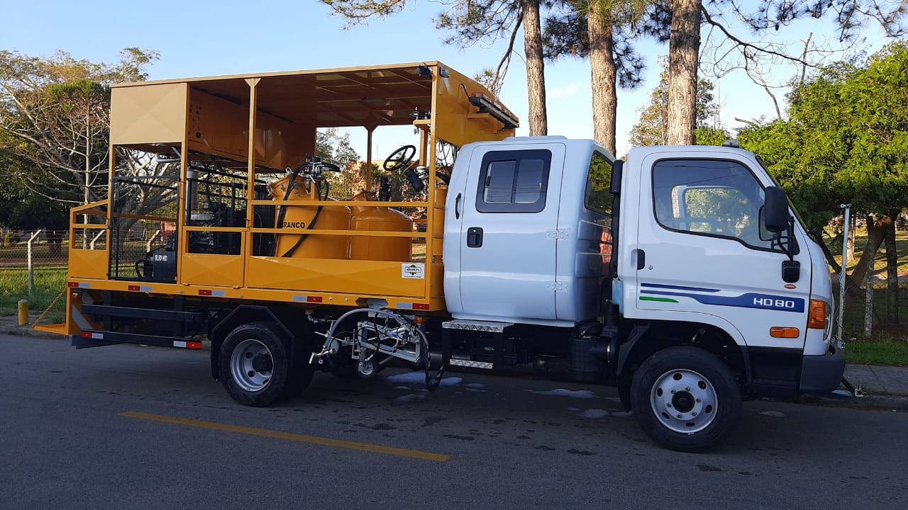 Cabine suplementar para caminhão Hyundai HD80 com implemento de pintura asfáltica